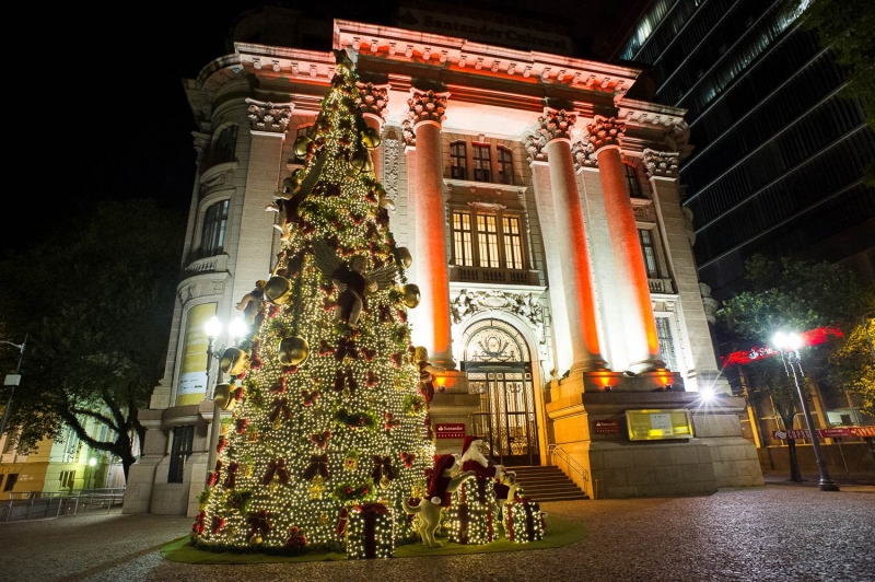Árvore de Natal de 15 metros recebe bandinha em frente ao Santander Cultural