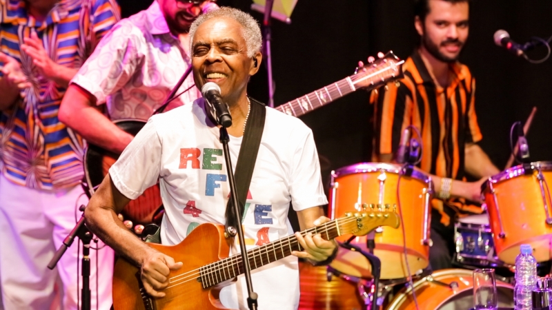 Acompanhado por Céu, Moreno Veloso e Maíra Freitas, Gilberto Gil relembra repertório do álbum Refavela