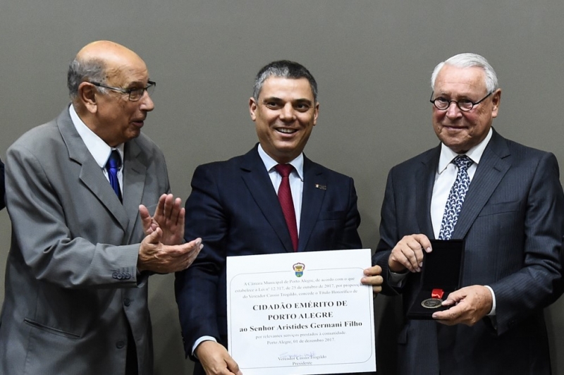 Os vereadores Reginaldo Pujol e Cassio Trogildo com Aristides Germani Filho, que recebeu o título de Cidadão Emérito de Porto Alegre