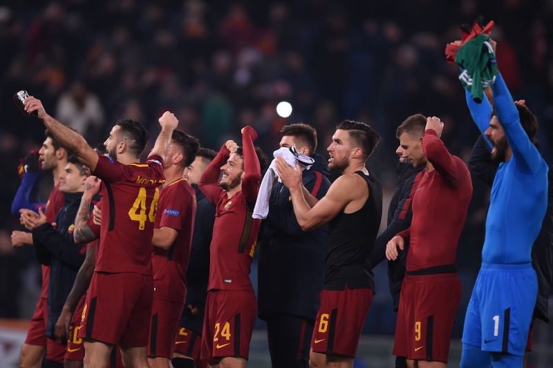 Jogadores da Roma comemoram a vitória após resultado contra o Qarabag 