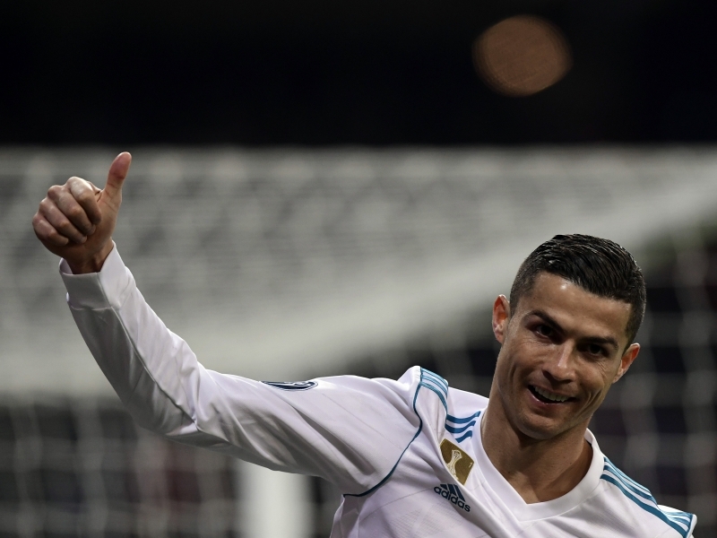 Cristiano Ronaldo tentou de primeira aos seis, mas jogou rente à trave 