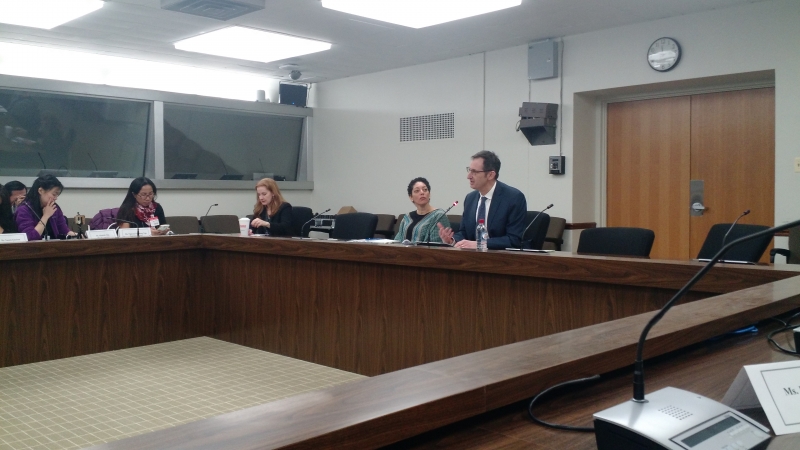 Scott (de terno) � representante do Bureau de Economia do Departamento de Estados dos Estados Unidos