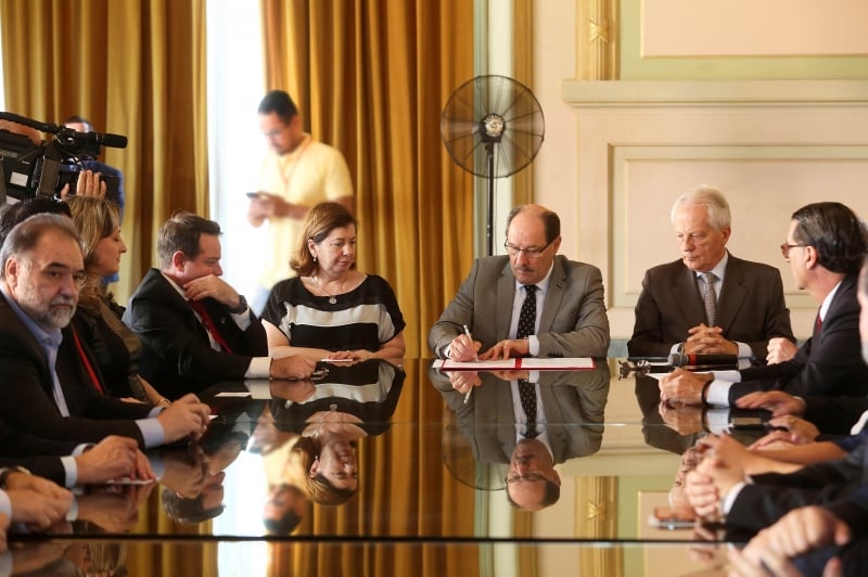 Acordo foi assinado no Salão Alberto Pasqualini, no Palácio Piratini