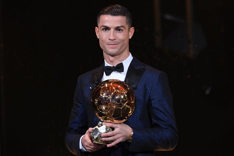 Cristiano Ronaldo posa com o troféu Ballon d'Or France Football