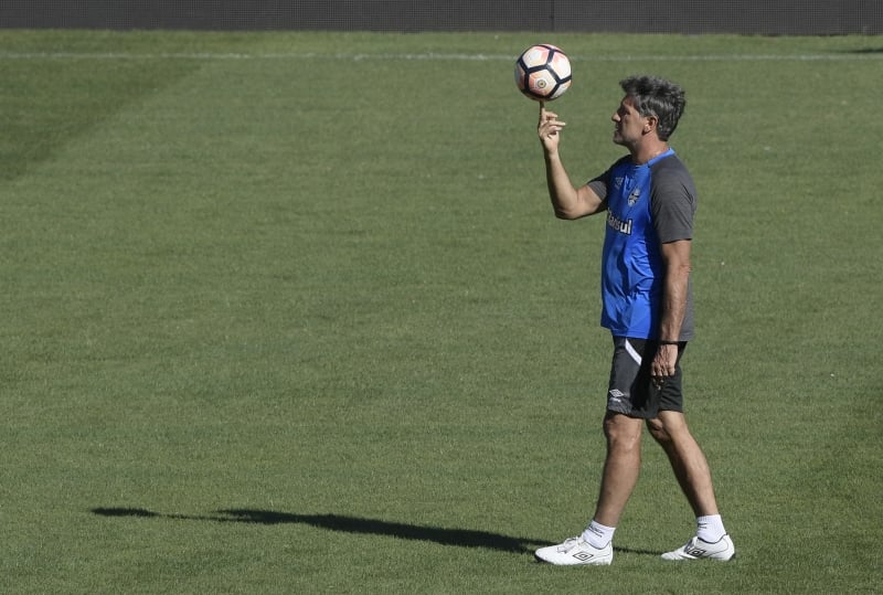 Homenagem ao treinador será instalada na esplanada da Arena do Grêmio em setembro 