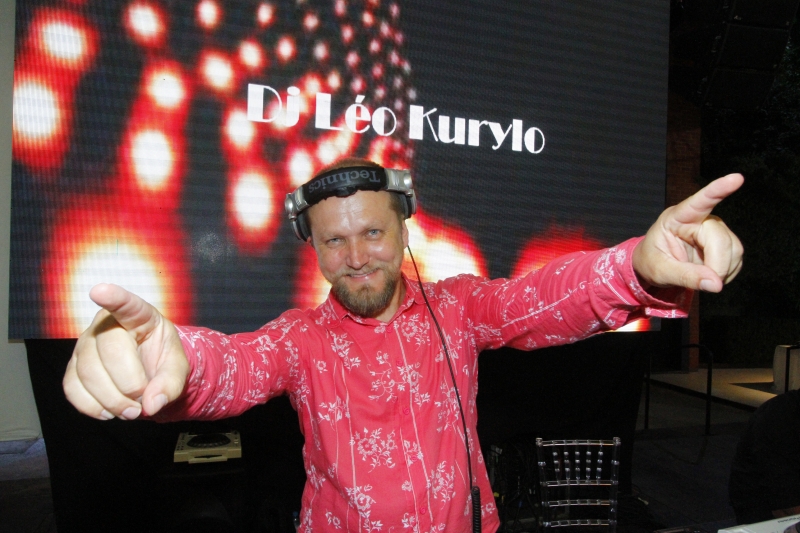 O DJ Léo Kurylo em ação na festa da AABB Porto Alegre