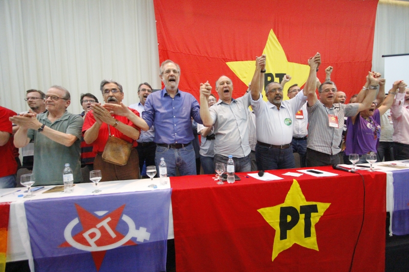 Miguel Rossetto (ao centro, de azul) prometeu que não vai parcelar salários do funcionalismo