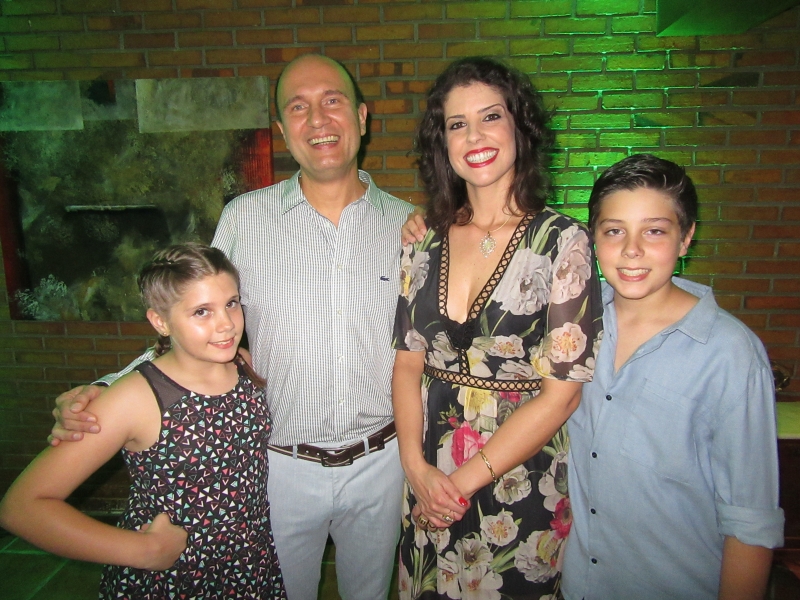 Fabrício e Fernanda Pozzebon entre os filhos Isabela e Leonardo Pozzebon