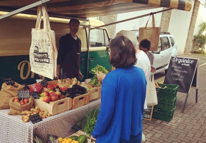 Org&acirc;nico na Kombi estaciona nas ruas de Florian&oacute;polis (na foto, o s&oacute;cio do projeto Valdriano Lemos) Foto: Org&acirc;nico na Kombi/Divulga&ccedil;&atilde;o/JC