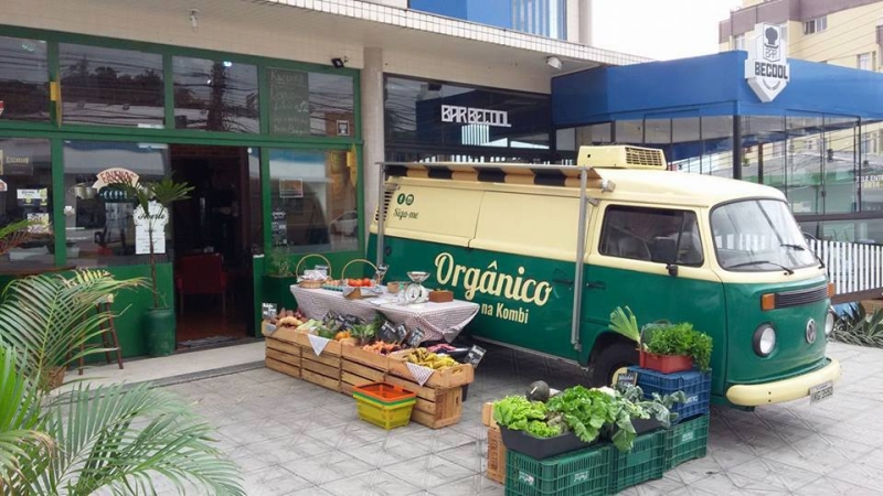 O ve&iacute;culo estaciona em frente a escolas, condom&iacute;nios residenciais e empresas Foto: Org&acirc;nico na Kombi/Divulga&ccedil;&atilde;o/JC