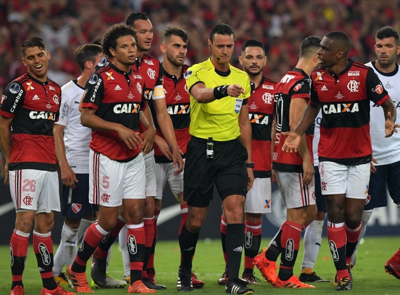 Sob protesto do time do Flamengo, árbitro marcou pênalti para o Independiente, que converteu, garantindo o empate e o título