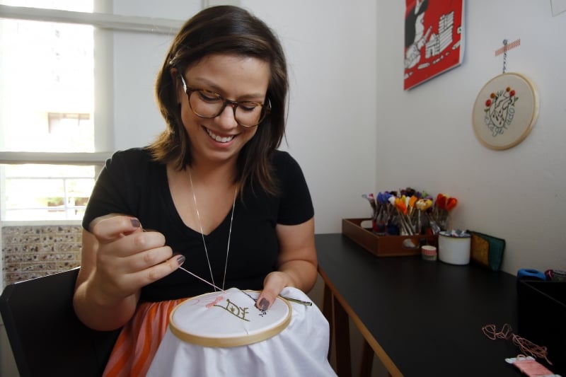 A jornalista Isadora Jacoby concilia seu trabalho formal com a paix�o pelo bordado. Neste ano, se assumiu como artes� tamb�m e lan�ou uma marca pr�pria, a Voa Bordados