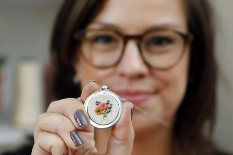 Isadora Jacob, empreendedora da voa bordados.  Foto: FREDY VIEIRA/JC