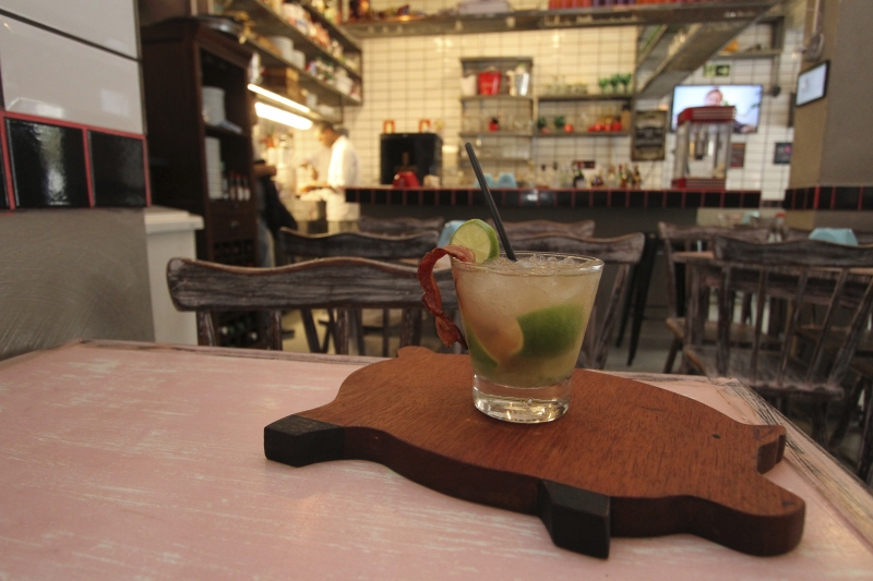 A bebida Porkirinha leva cacha&ccedil;a infusionada com bacon Foto: LUIZA PRADO/JC