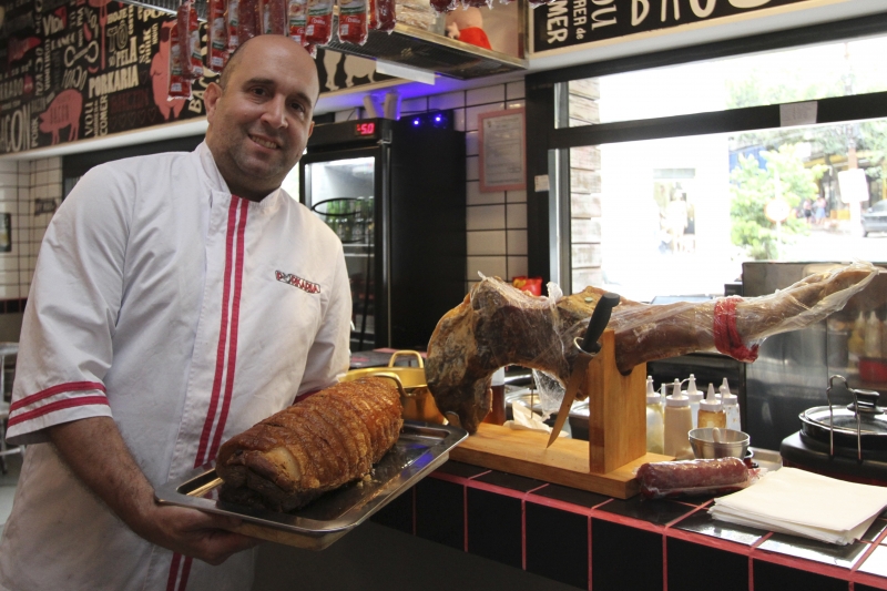 Eduardo, conhecido em Porto Alegre pelo Boteco Natal&iacute;cio, agora investe no Porkaria, rec&eacute;m-inaugurado e com inspira&ccedil;&atilde;o trazida dos EUA  Foto: LUIZA PRADO/JC