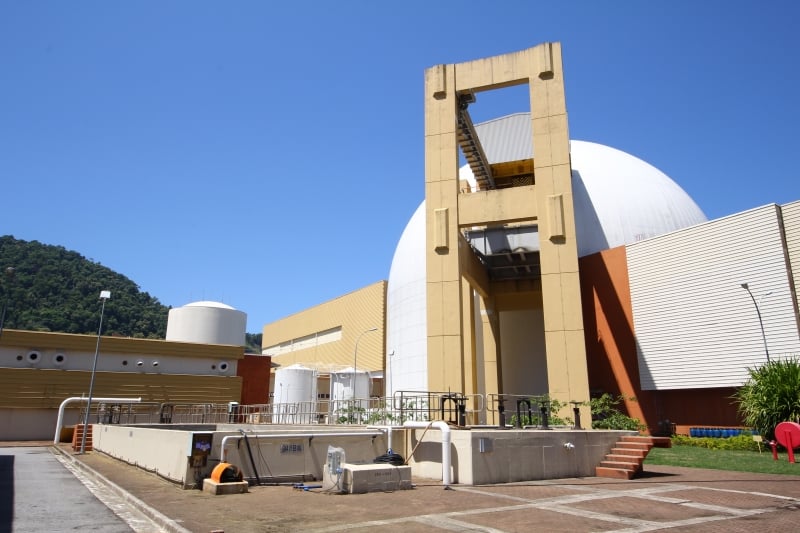 Angra 2 é a segunda usina nuclear brasileira e opera comercialmente desde 2001