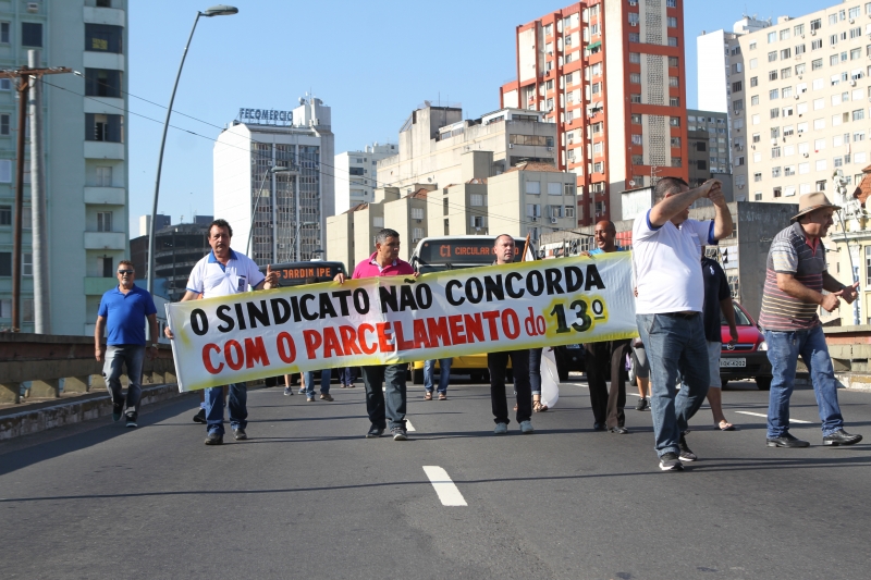 Grupo saiu do corredor de ônibus da Osvaldo Aranha em caminhada até a rodoviária da Capital