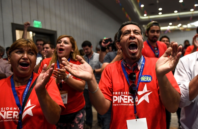 Apoiadores de Piñera explodiram em festa após surgirem dados da vitória em telões