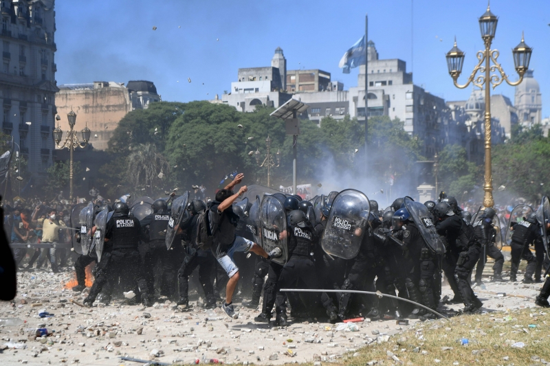Houve um longo debate e violentos confrontos entre manifestantes de oposição e a polícia