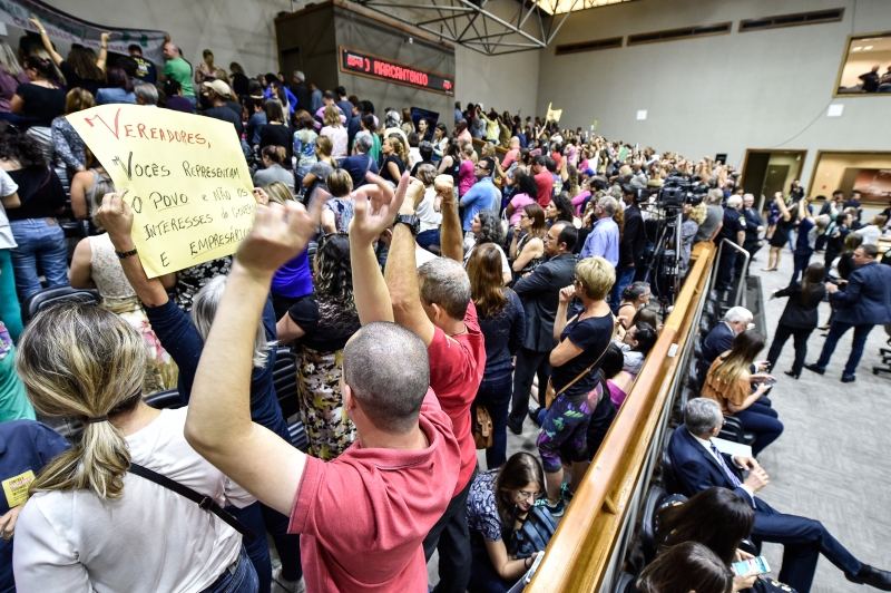 Gritos de "Fora Marchezan" vinham das centenas de manifestantes no plenário