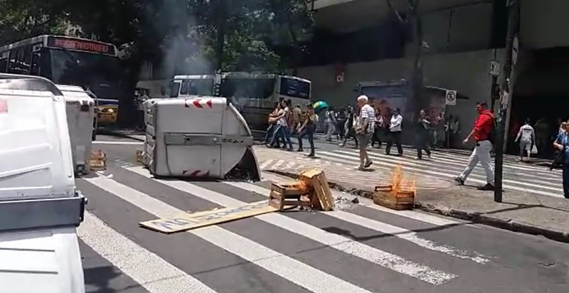 No protesto, manifestantes colocaram fogo em contêineres e caixas no Centro de Porto Alegre