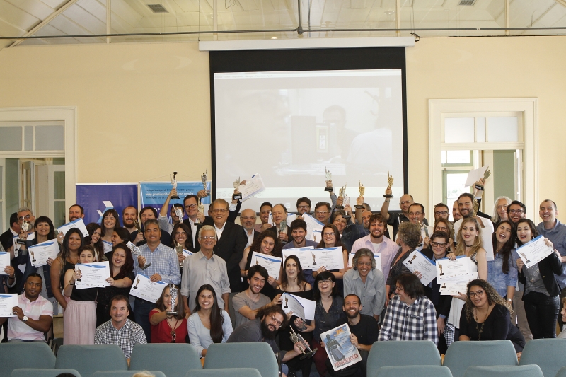 Premiado com o Prêmio ARI de Jornalismo fizeram foto coletiva ao final do evento no auditório do Ministério Público