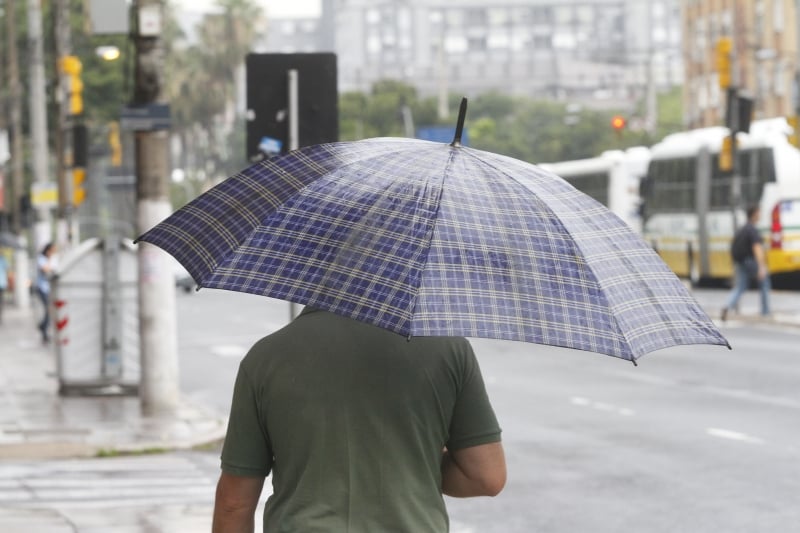 Atingindo o Rio Grande do Sul desde domingo (21), o fenômeno conhecido como "rio atmosférico" atinge seu ponto de maior intensidade sobre o Estado neste sábado