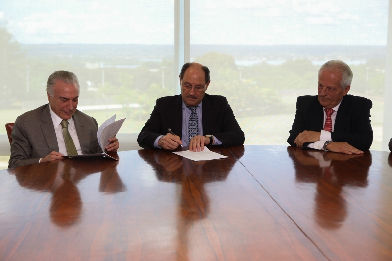 Sartori (centro) assinou adesão ao lado do presidente Temer em Brasília 