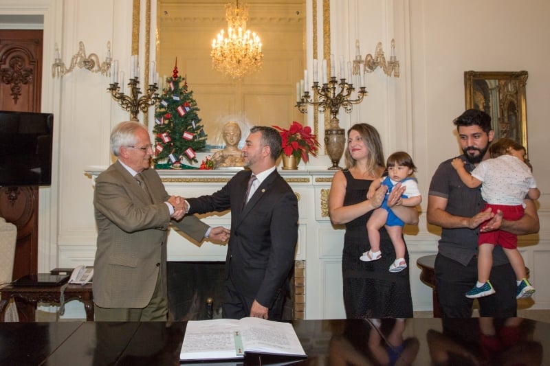 Cairoli transmitiu o cargo a Pretto, ao lado da mulher Aline e dos filhos Ângelo, João e Yuri (barba)