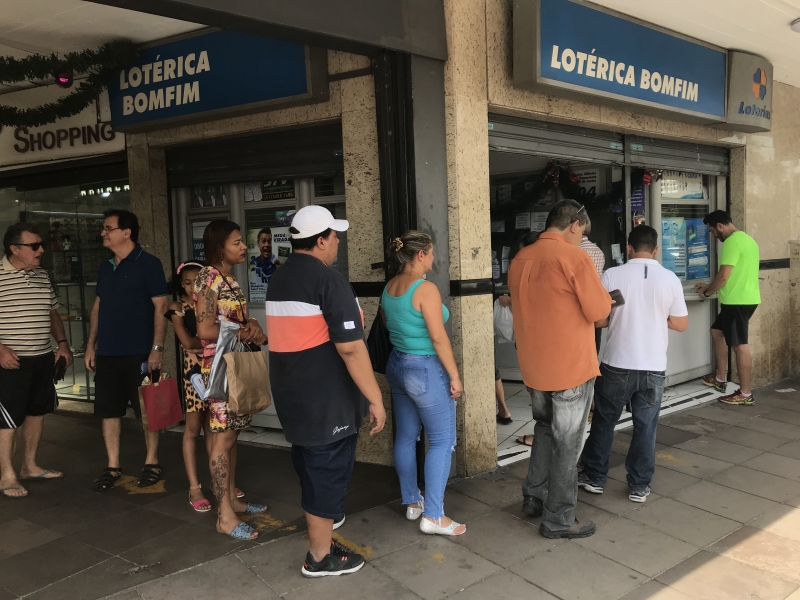 Pessoas fizeram fila em lotérica para apostar na mega-sena da virada, com sorteio no dia 31