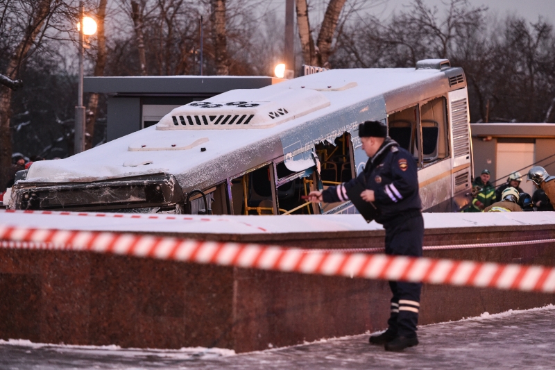 Ônibus bateu na entrada de uma estação de metrô na região oeste de Moscou