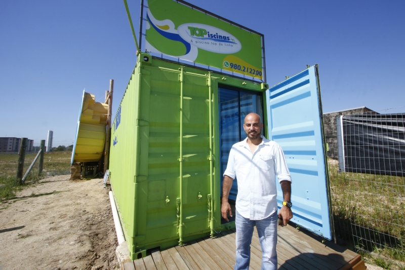 Rafael vende estruturas met&aacute;licas para quem quer abrir lojas, escrit&oacute;rios ou projetos residenciais Foto: FREDY VIEIRA/JC