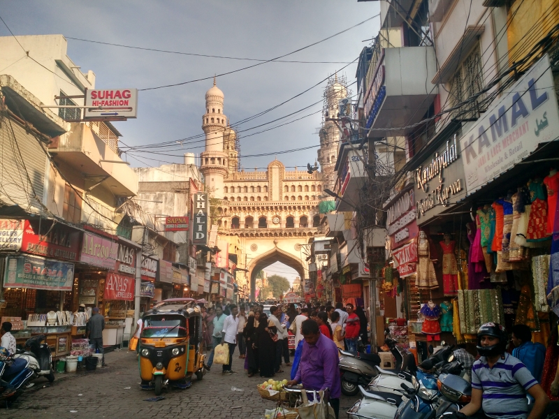 Capital do estado de Telangana tem ruas cheias de lojas de produtos variados e os tradicionais tuk tuks 