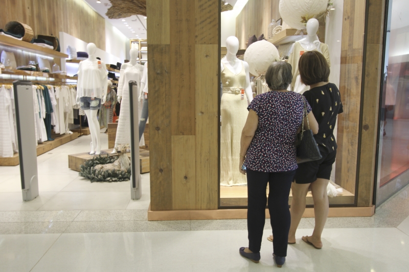 No Shopping Iguatemi, lojistas estão otimistas com as vendas de roupas e acessórios para a virada 