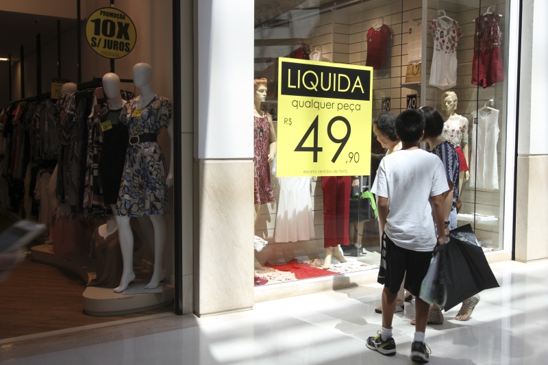 Vitrines decoradas para vendas relativas ao Reveillon no shopping Iguatemi. Foto: LUIZA PRADO/JC