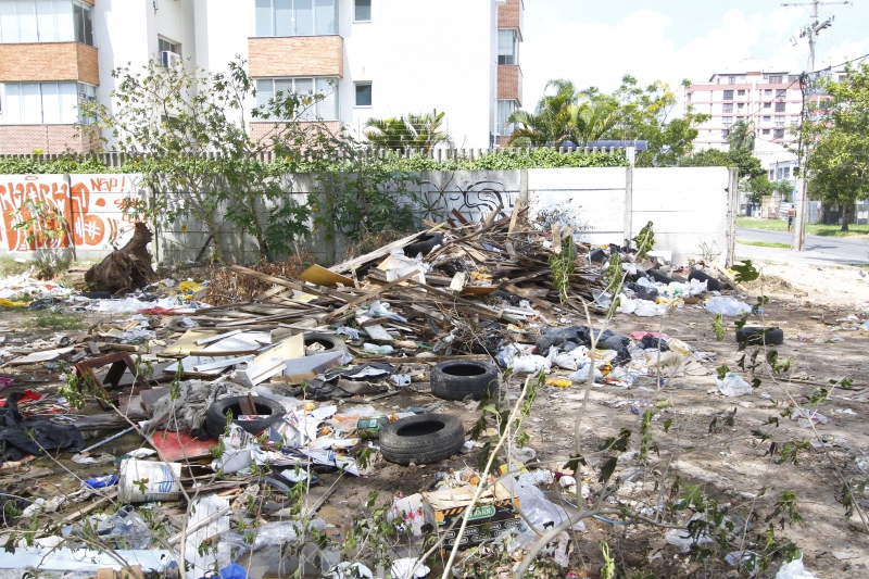 DMLU alega ter feito limpeza, mas entulhos seguiam acumulados na Tamandaré
