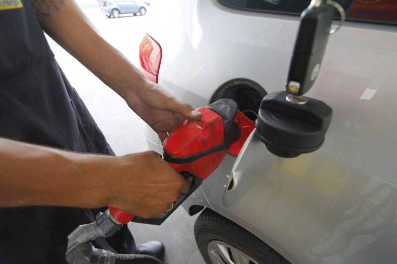 Preço da gasolina caiu 2,79%, contribuindo para a deflação do setor de transportes