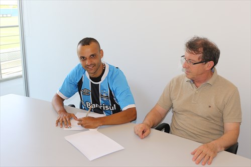 Ao lado do vice de futebol Odorico Roman, Thaciano assinou com o tricolor por duas temporadas