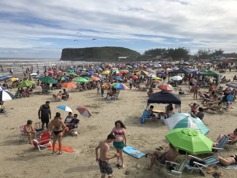 Praia da Cal, que fica ao lado das formações de rochas, ficou lotada neste sábado
