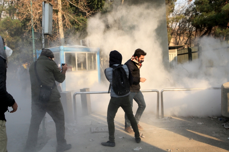 Protestos ocorrem nas ruas em cidades do país, como em Teerão, e são mostrados em redes sociais