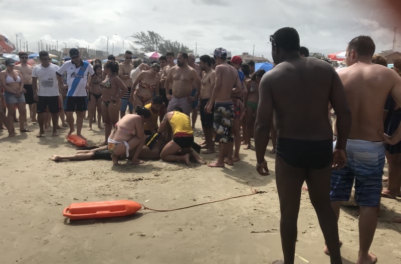 Salvamento de banhista em Torres atrai multidão e alerta para riscos no mar