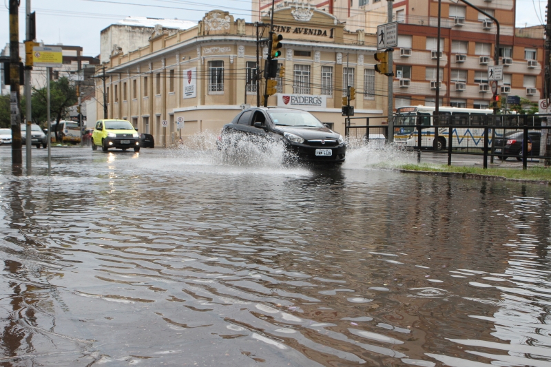 Na Capital, chuva forte provocou alagamentos nesta segunda-feira