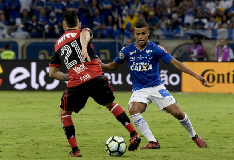 Atacante Alisson (de azul) assinará por quatro anos com o tricolor