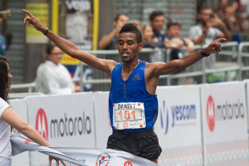 Vencedor da prova masculina em 2017, Dawitt Admasu segue favorito