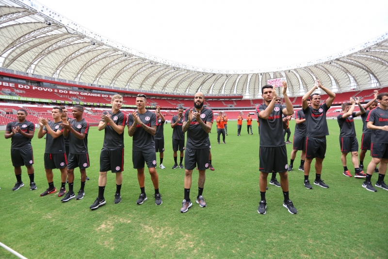 No Beira-Rio, jogadores saudaram um pequeno grupo de torcedores