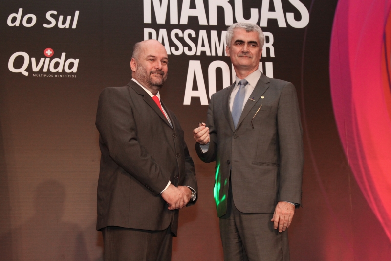 Koch efetua a entrega simbólica da ferramenta a Santos, subsecretário da Receita Estadual