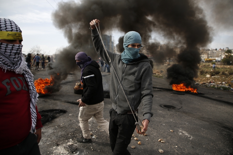 Manifestantes palestinos entram em confronto com a segurança de Israel 
