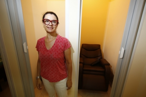 Ap�s a soneca, Silvia oferece caf� e cafun� para a clientela do local