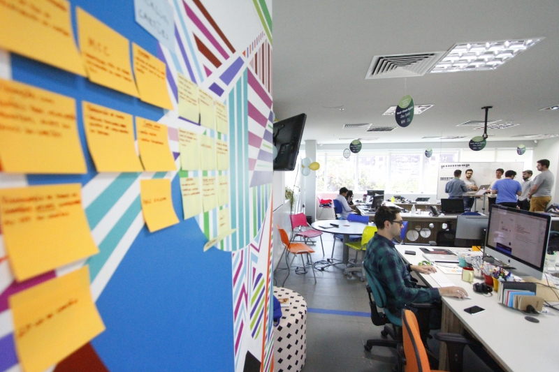 Imagens do AgiLab, estrutura organizacional do Banco Agiplan com design descontra&iacute;do. Foto: CLAITON DORNELLES /JC