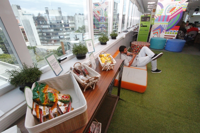 Imagens do AgiLab, estrutura organizacional do Banco Agiplan com design descontra&iacute;do. Foto: CLAITON DORNELLES /JC